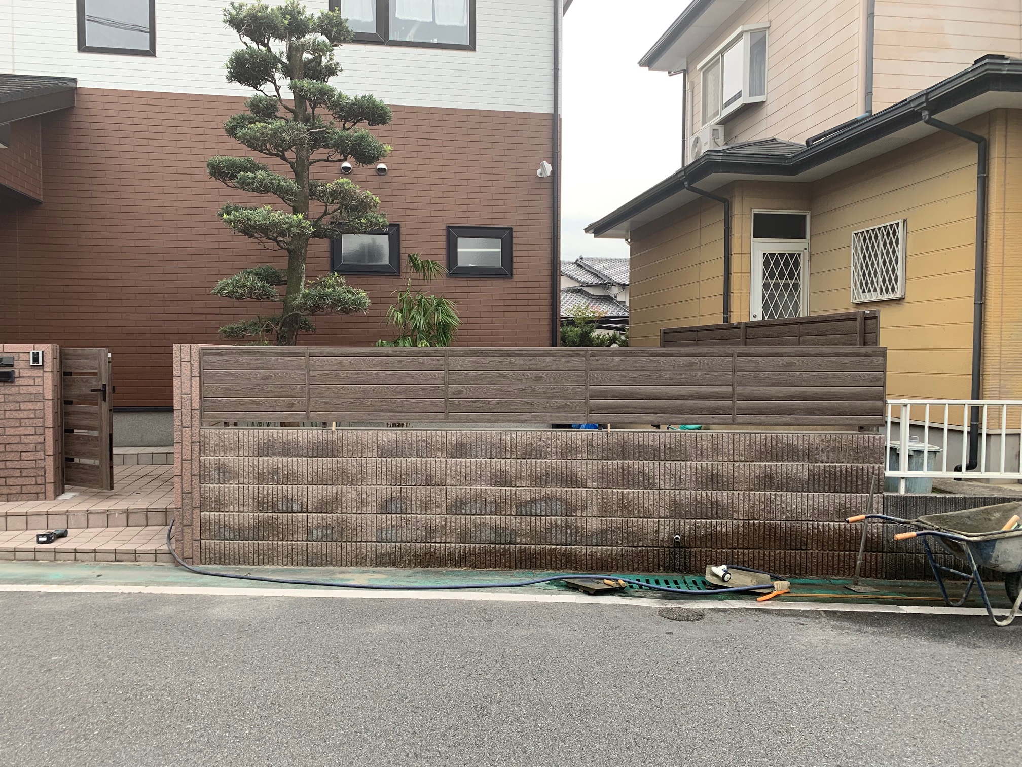 さくらエステート 大牟田店の生垣からフェンスにしてスッキリです。の施工後の写真3
